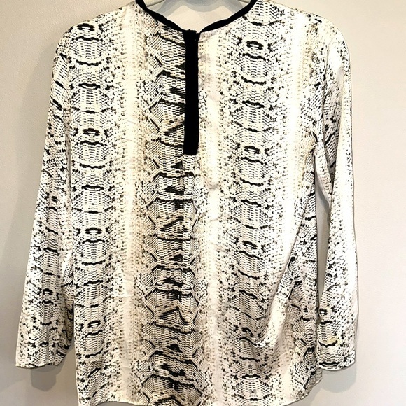 Womens ZARA BASIC Snake Print Long Sleeve Blouse Size XS Sexy Fancy Cream/Tan/Bl - Picture 4 of 5